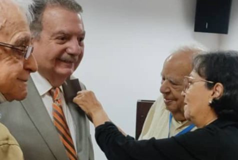 Rector Emérito recibe el botón ACLAMA por el apoyo al saneamiento del Lago de Maracaibo