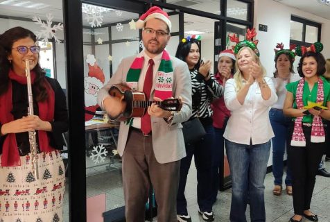 La comunidad estudiantil y profesores realizan concurso de puertas navideñas